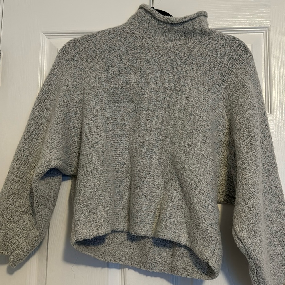 GRAY TURTLE NECK SWEATER